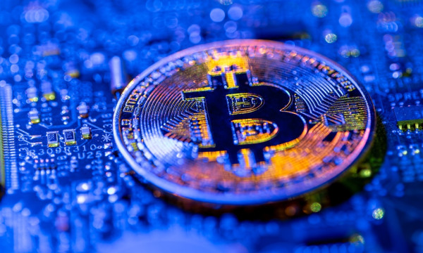 BTC Holds Near $77K as ETF Outflows and Fed Minutes Keep Pressure on $75K Support BTC Holds Near $77K as ETF Outflows and Fed Minutes Keep Pressure on $75K Support