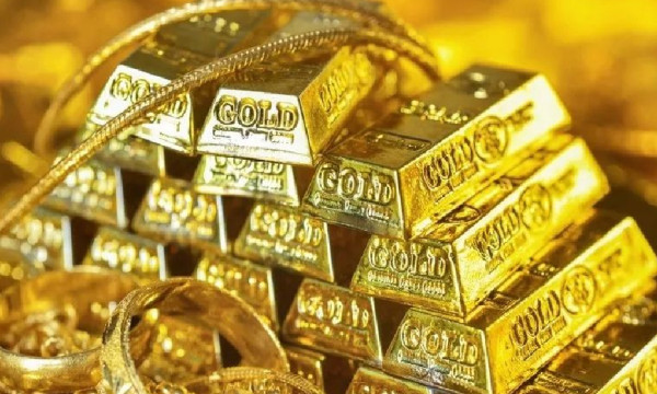 Gold Price Reaches Historic High of $4,870